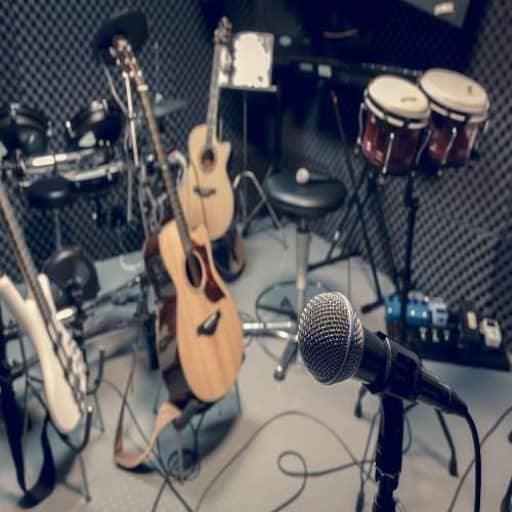 Instruments and microphone arranged in a rehearsal room
